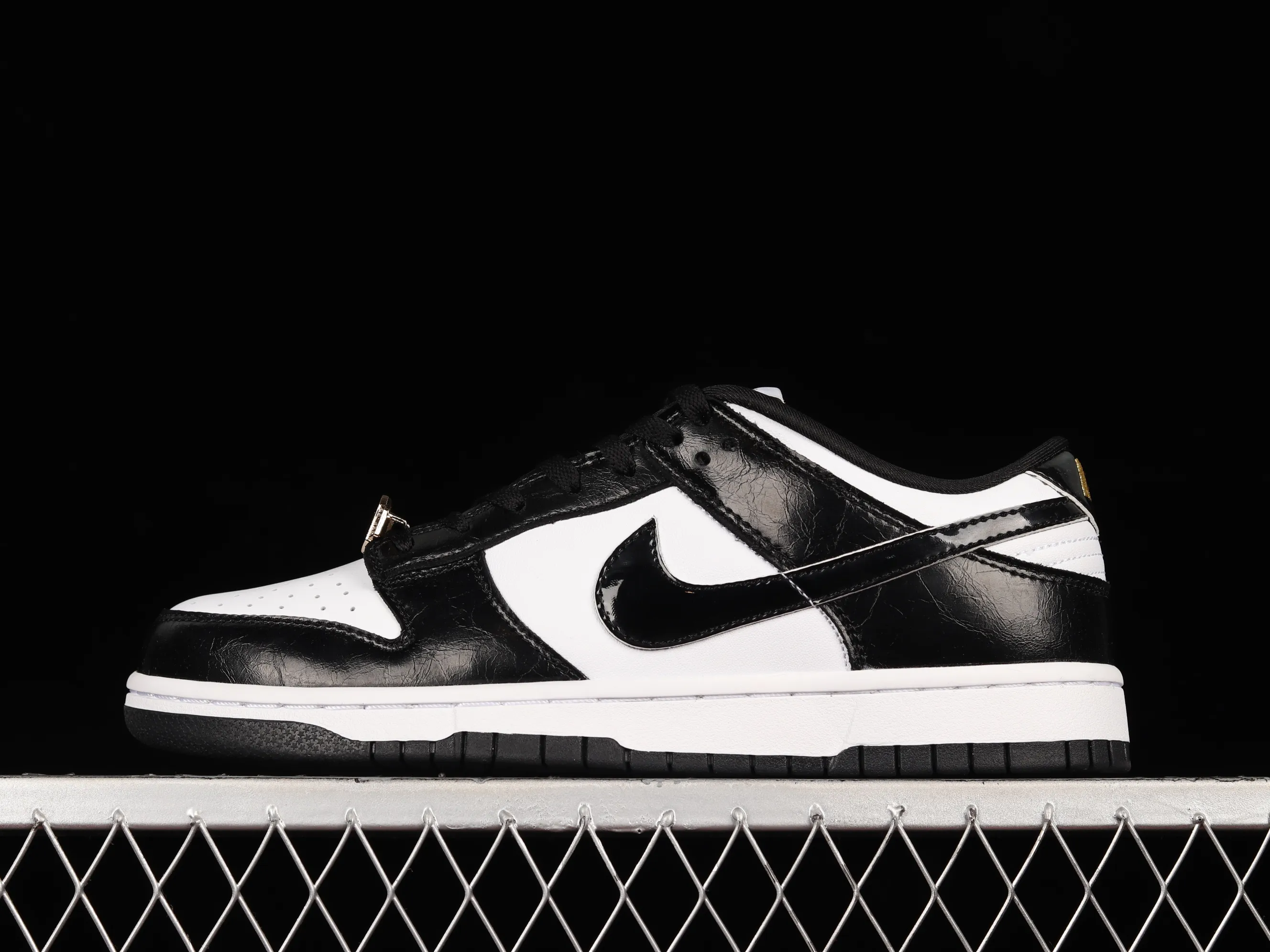 All categories Nk SB Dunk series Nk SB Dunk Low low-top sneakers F version special price Nk Dunk SB Low black and white patent leather panda SB smashed backboard fashion casual sneakers DR9511-100